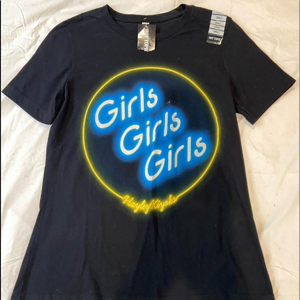 HOT TOPIC graphic tee